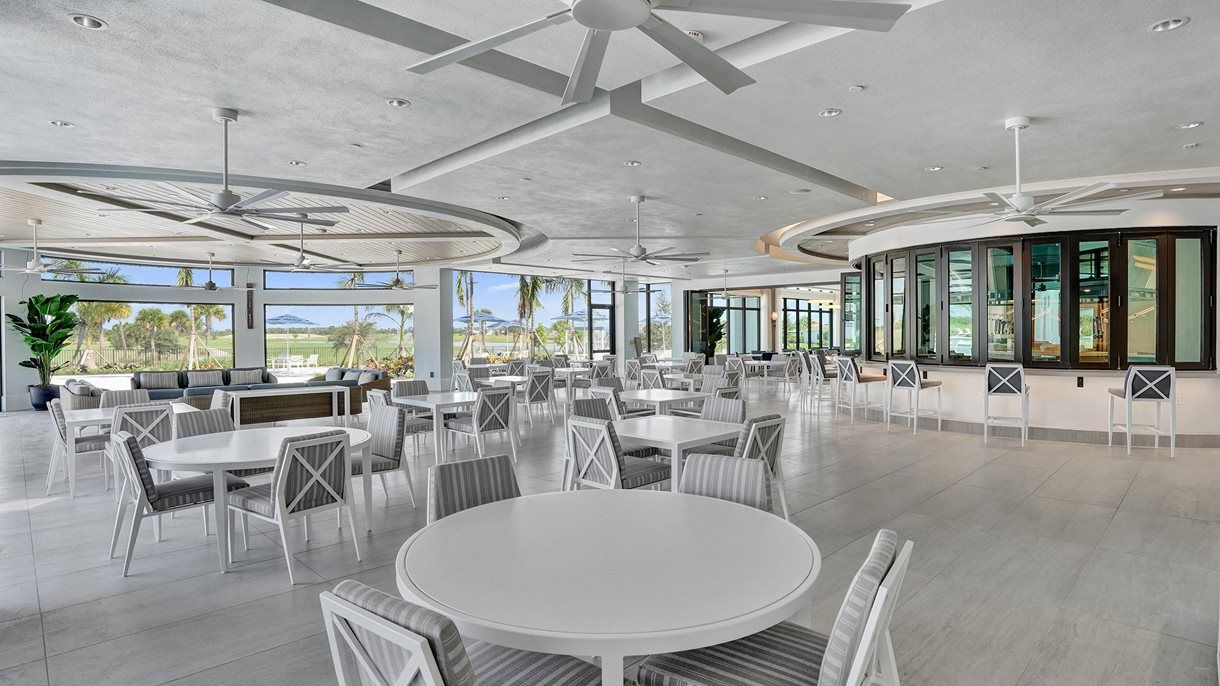 Outdoor dining at Astor Creek Golf and Country Club