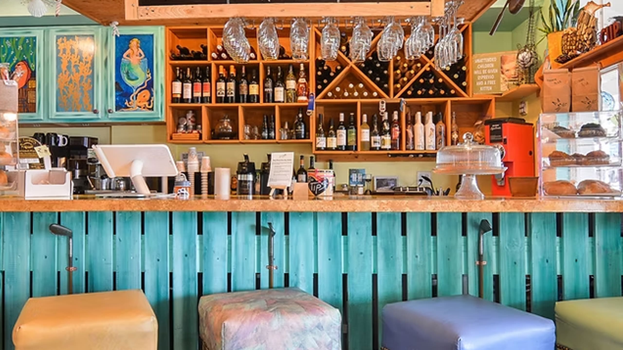Cozy café and outdoor seating in Bradenton