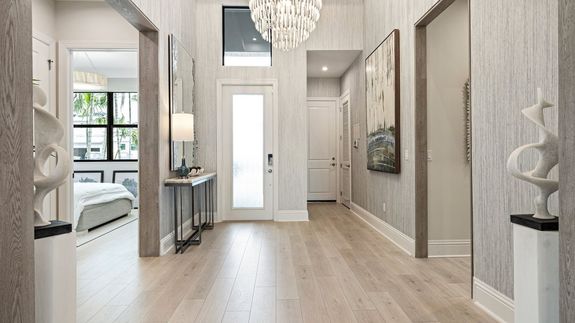 Lila Model | Foyer
