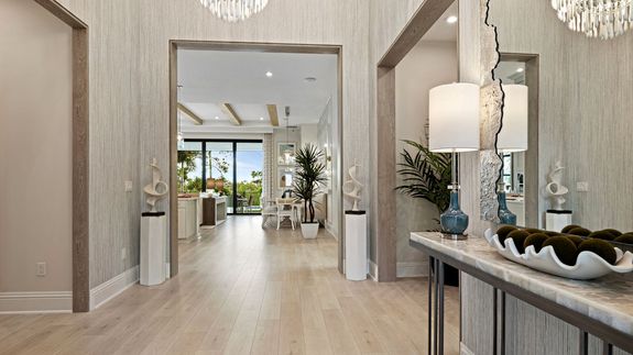 Lila Model | Foyer