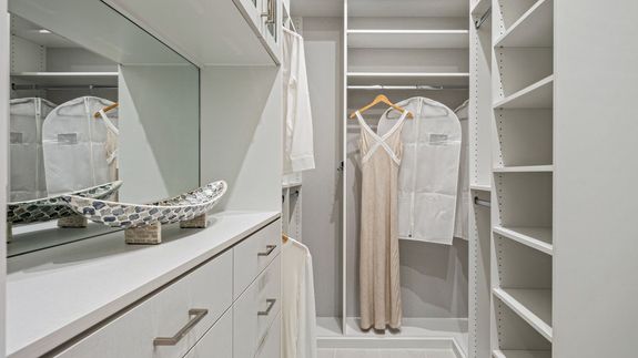 Lila Model | Owner's Walk-In Closet
