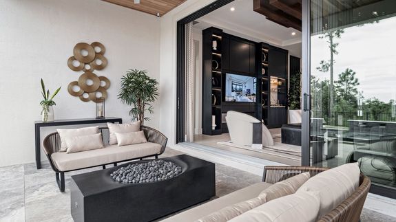 Sydney Model | Lanai
