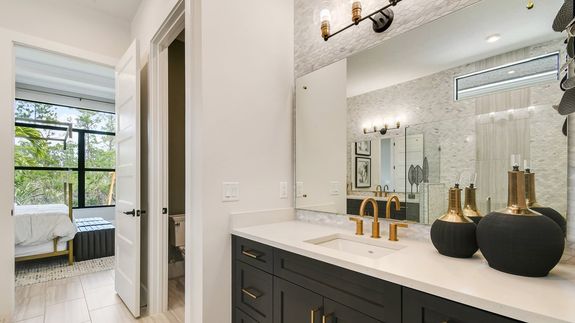 Madison Model | Owner's Bath