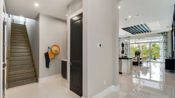 Paige Model | Foyer