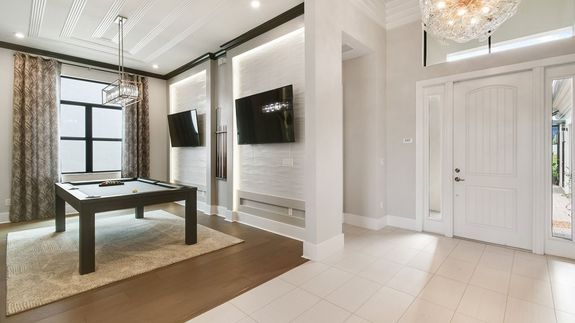 Riley Model | Foyer