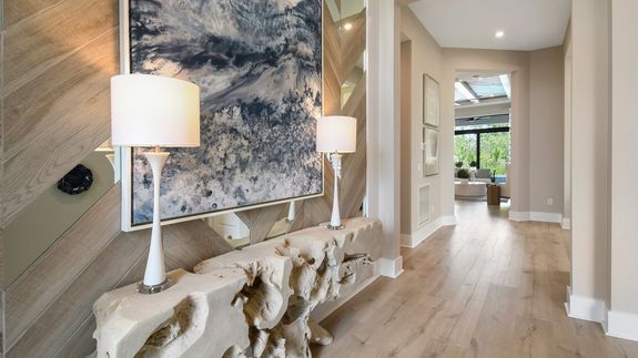 Julia Model | Foyer