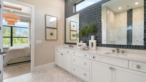 Julia Model | Owner's Bath